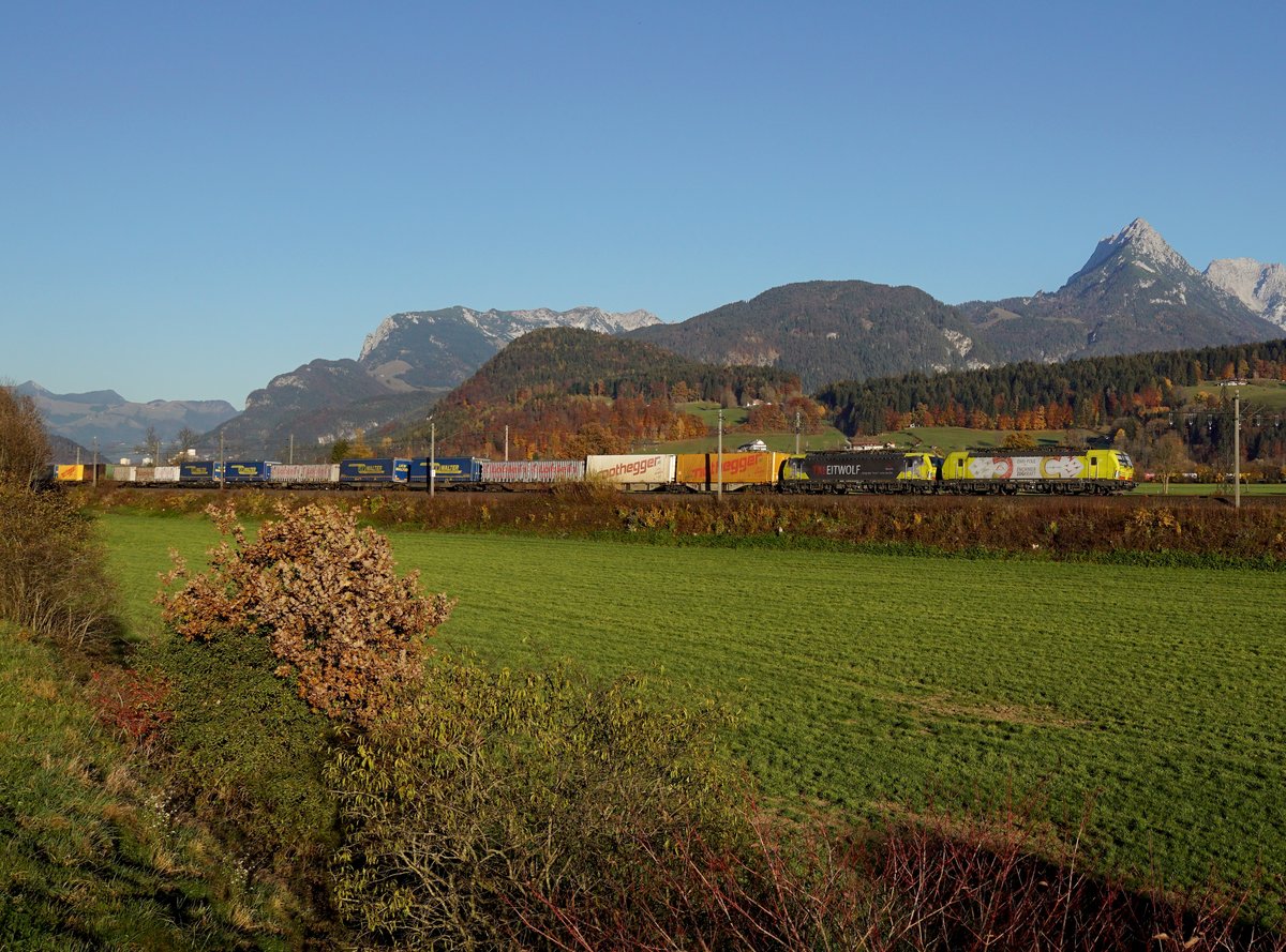 Die 193 550 und die 193 554 mit einem KLV-Zug am 10.11.2018 unterwegs bei Kirchbichl.