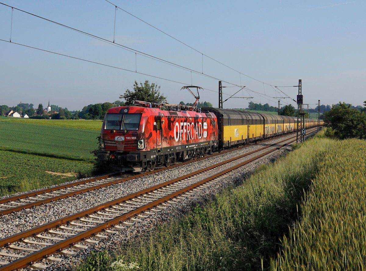 Die 193 555 mit einem Autozug am 03.06.2017 unterwegs bei Ascholtshausen.