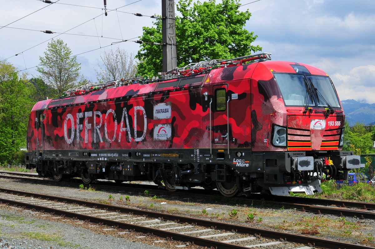 Die 193 555 im  Offroad Look  mit aufgeklebter Verschmutzung von TXL abgestellt im Bahnhof Kufstein am 03.05.17