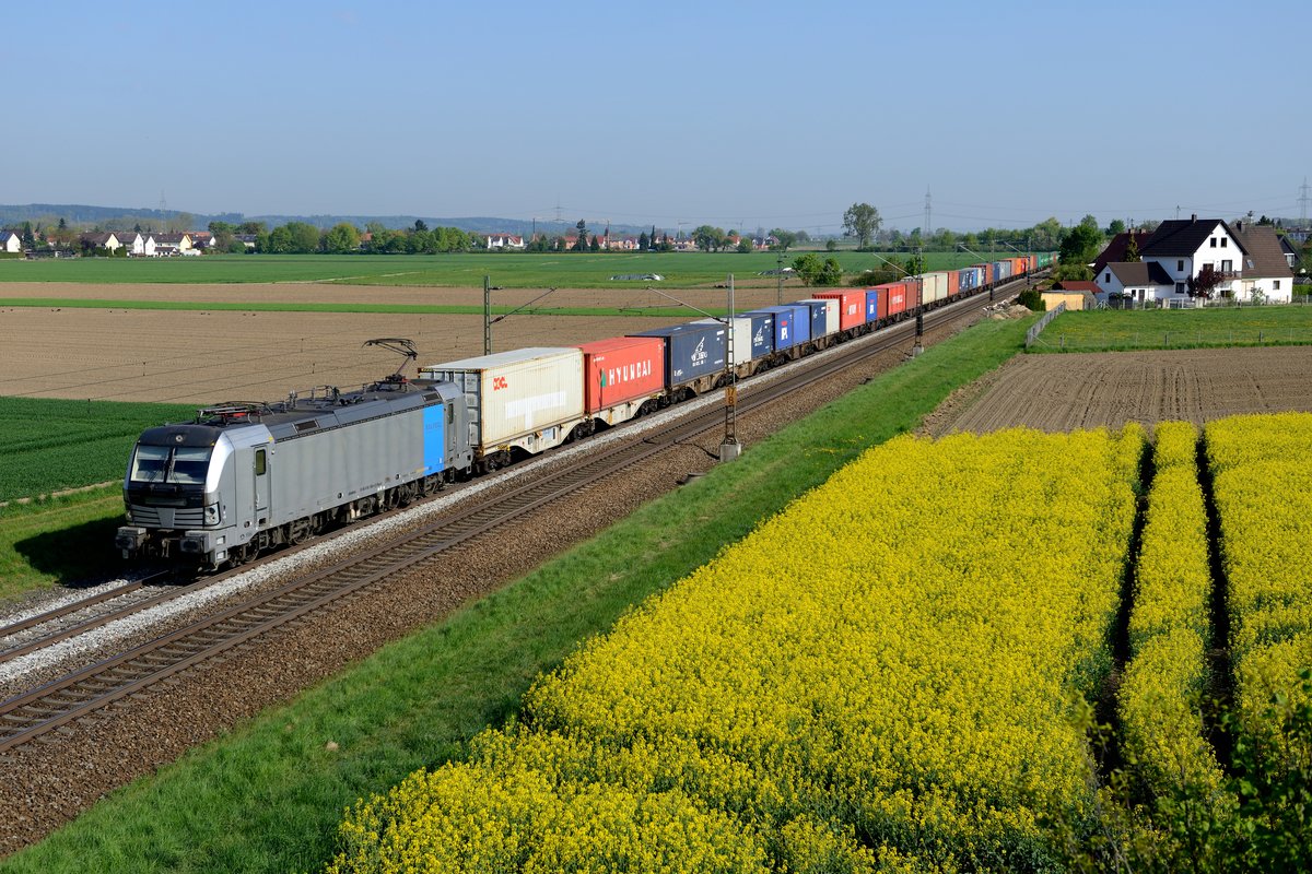 Die 193 803 von Railpool fährt aktuell für Boxxpress und war am 24. April 2014 vor dem DGS 69071 von Mühlenwerder nach München Riem Hbf im Einsatz. Aufgenommen wurde der gut ausgelastete Containerzug bei Herbertshofen.