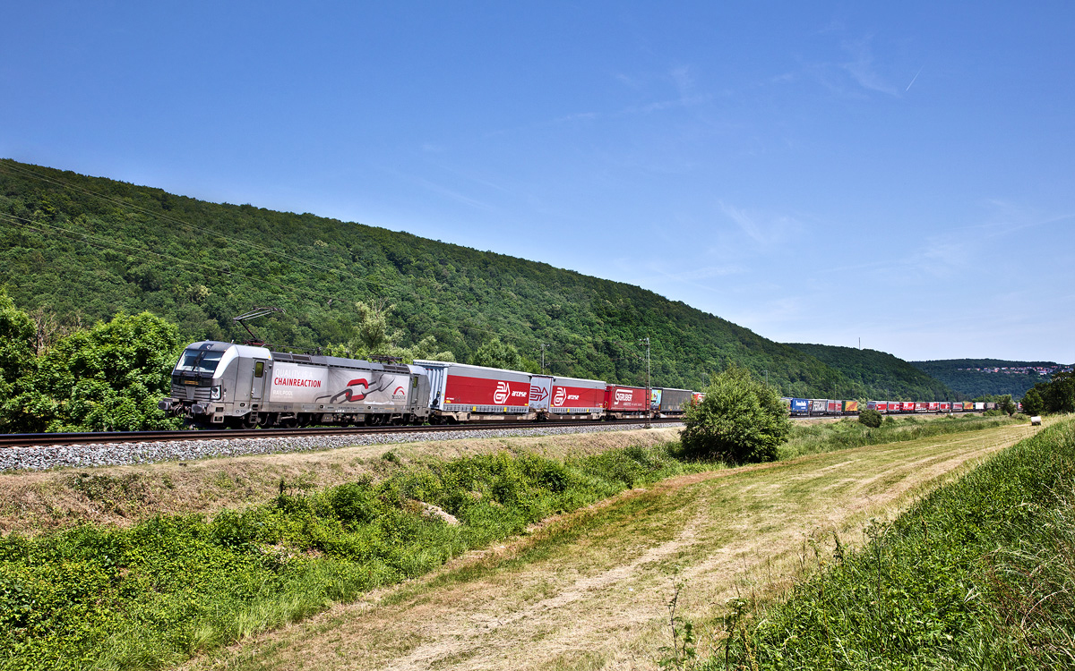 Die 193 806-7 fährt in Wernberg mit einem  KLV Zug vorüber.Bild vom 15.6.2017 