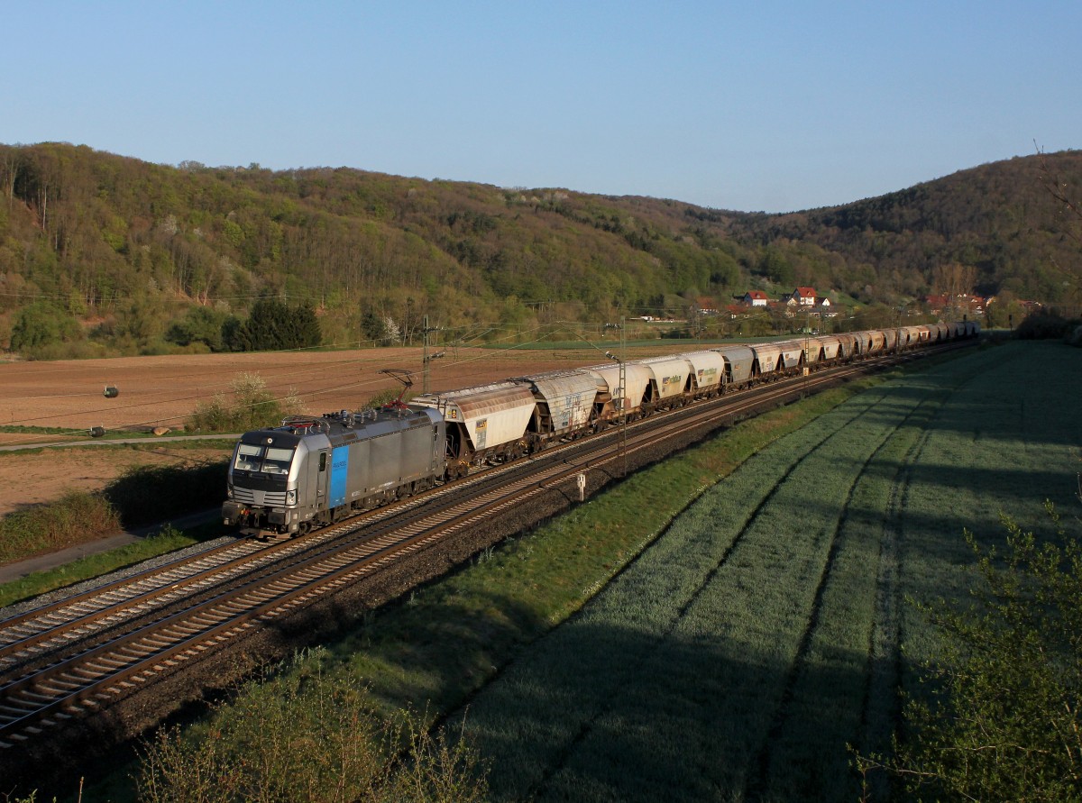 Die 193 811 mit einem Getreidezug am 18.04.2015 unterwegs bei Harrbach.