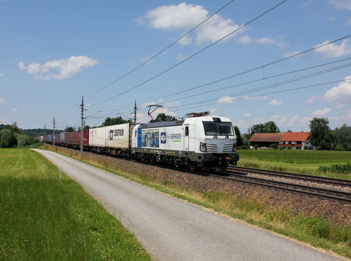 Die 193 813 mit einem KLV-Zug am 28.06.2015 unterwegs bei Heitzingerau.