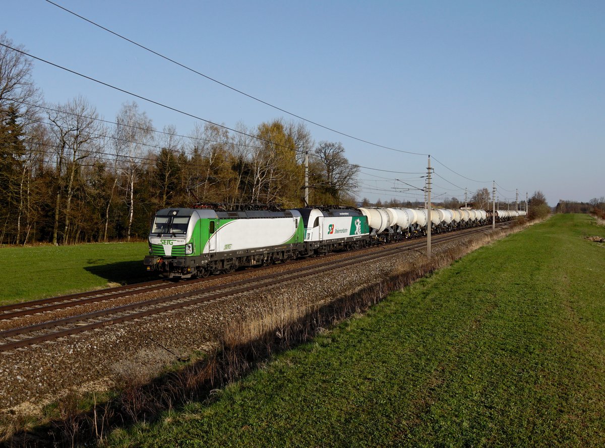 Die 193 821 und die 1216 960 mit einem Kesselzug am 08.04.2018 unterwegs bei Andorf.