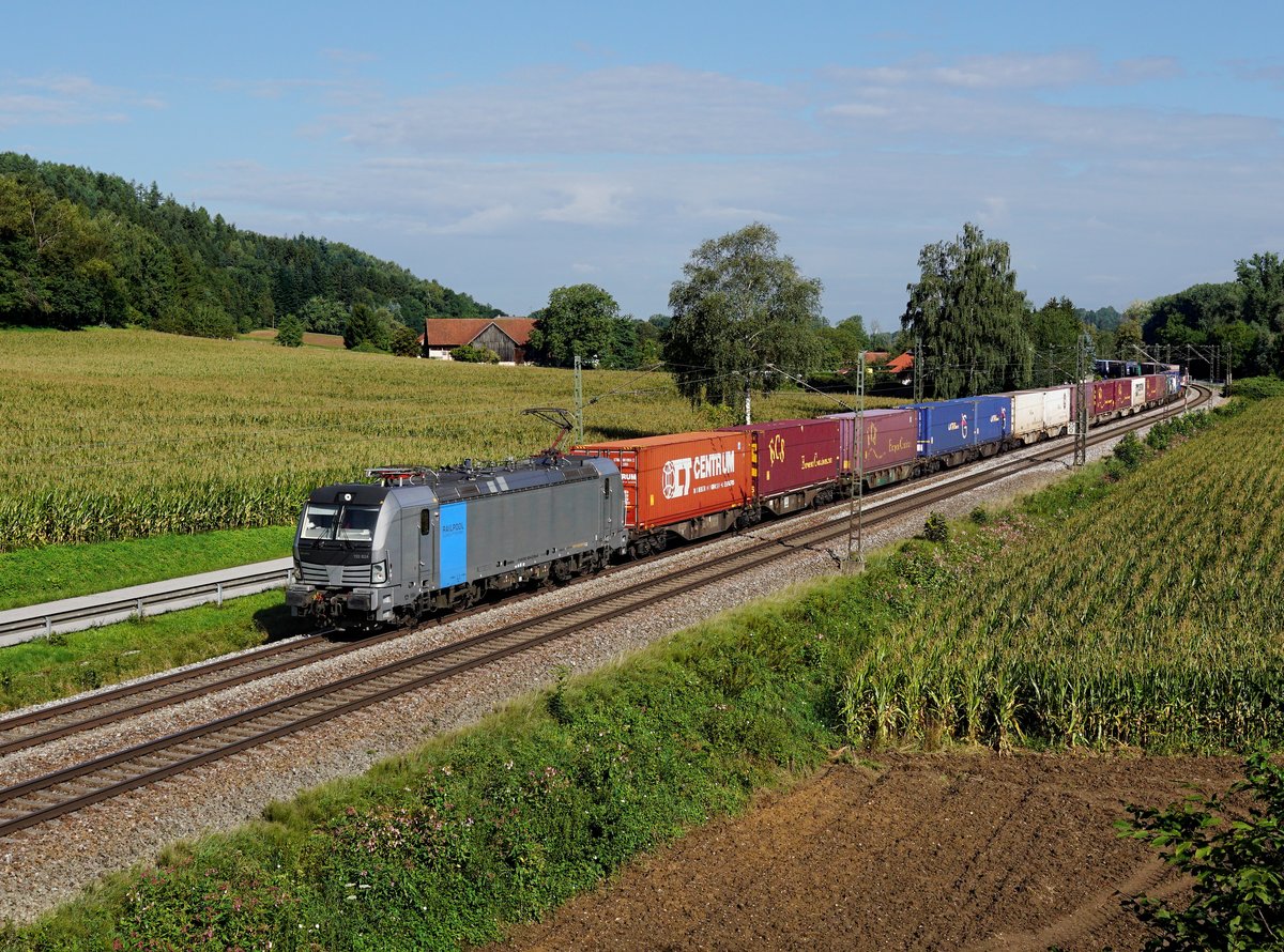 Die 193 824 mit einem KLV-Zug am 20.08.2017 unterwegs bei Einöd.