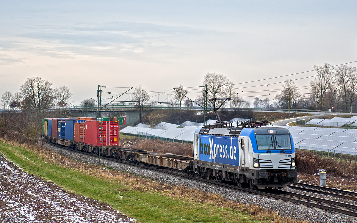 Die 193 882 fährt gegen Abend in Langenisarhofen mit einem Containerzug nach Süd.Bild 11.12.2017