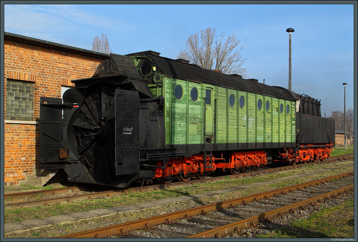 Die 1941 gebaute Dampfschneeschleuder 80 50 979 7100-1 gehört zu den nicht betriebsfähigen Fahrzeugen des Bw Staßfurt. (Staßfurt, 02.04.2016)