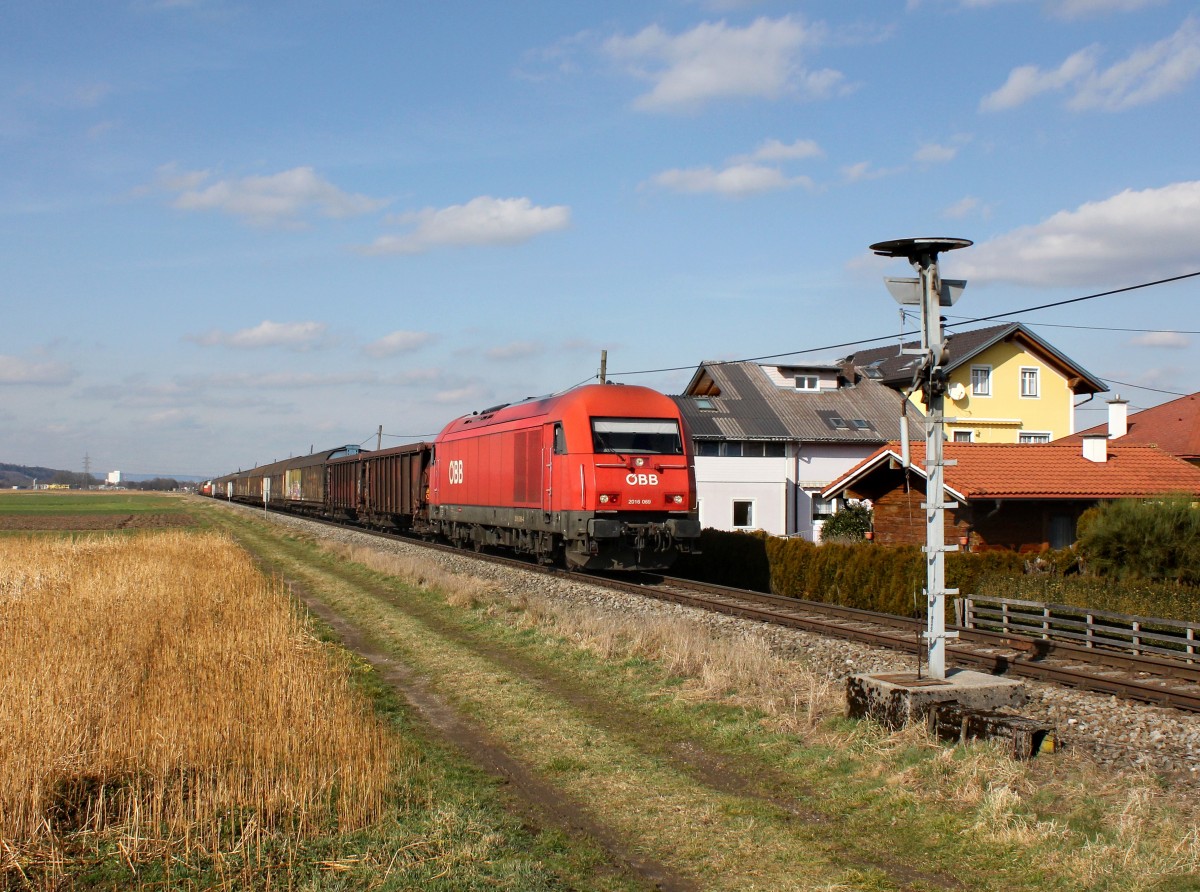 Die 2016 069 mit einem Güterzug am 26.02.2016 unterwegs bei Mattighofen.