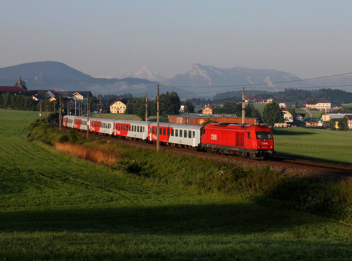 Die 2016 075 mit einem REX nach Braunau am 04.06.2014 unterwegs bei Weng.
