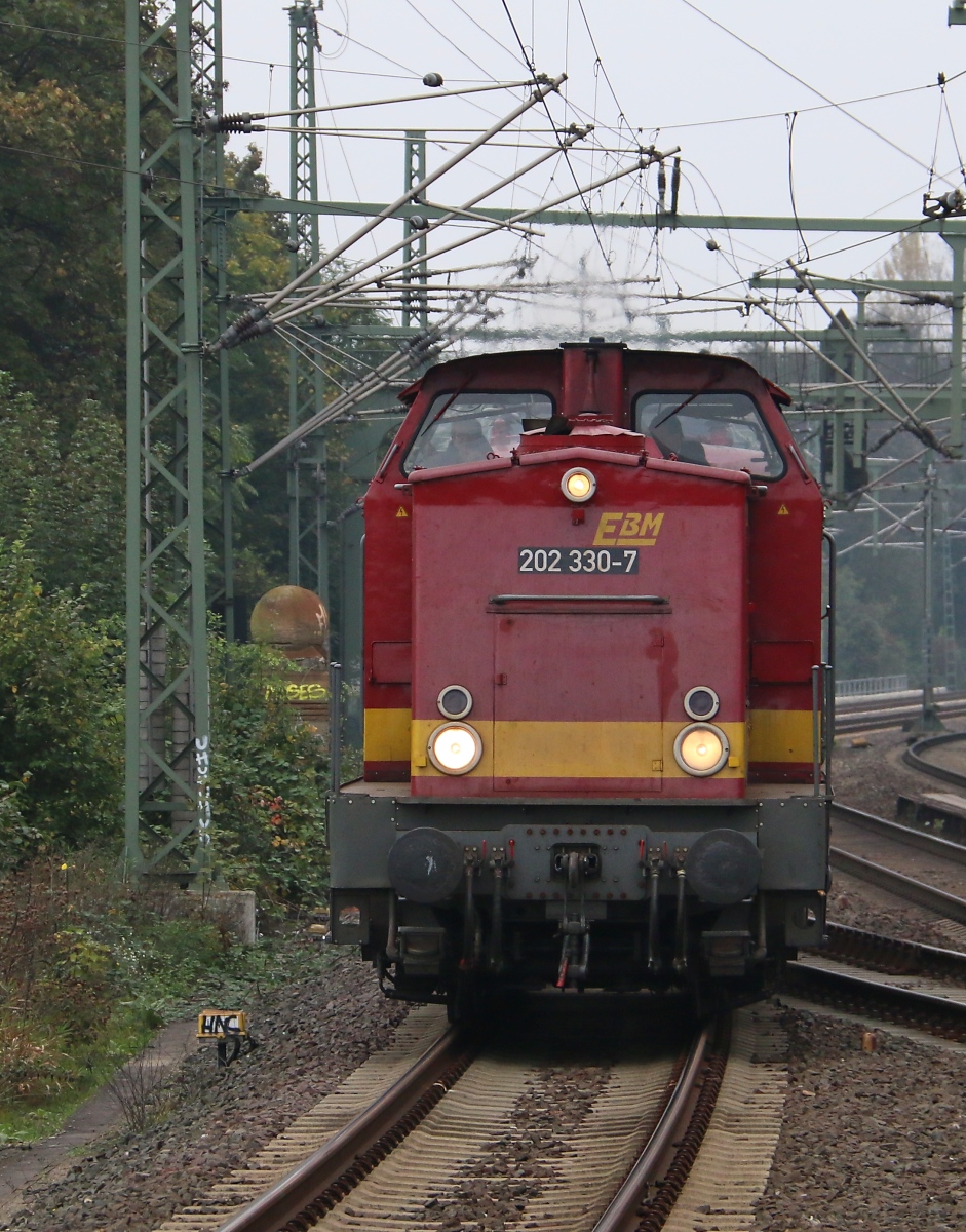 Die 202 330-7 der EBM schleicht sich aus Richtung Osten auf dem S-Bahn-Gleis nach Hannover Linden-Fischerhof herein. Der Anhang war noch viel interessanter: 140 070-4. Aufgenommen am 02.10.2014.