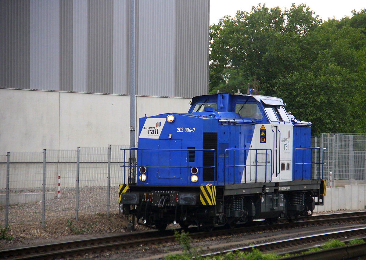 Die 203 004-7 von Duisport Rail rangiert in Duisburg-Rheinhausen-Ost. Aufgenommen vom Bahnsteig in Duisburg-Rheinhausen-Ost. 
Bei Sommerwetter am Nachmittag vom 28.7.2017.