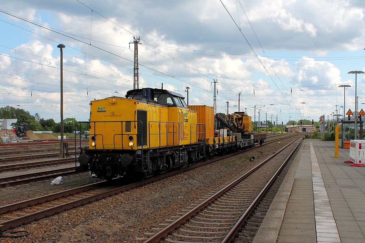 Die 203 136-7 der ALSTOM Lokomotiven Service GmbH, Stendal im Dienste der KGT mit einem Rammzug am 20.08.2017 bei der Durchfahrt in Oranienburg.