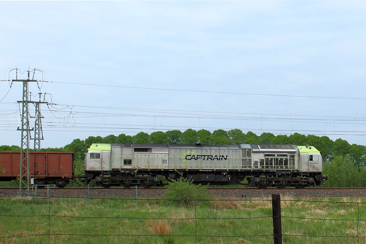 Die 205 007-2 der ITL im Dienste der Captrain (92 80 1250 007-2 D-ITL) dieselt am 02.05.2018 durch Nassenheide.