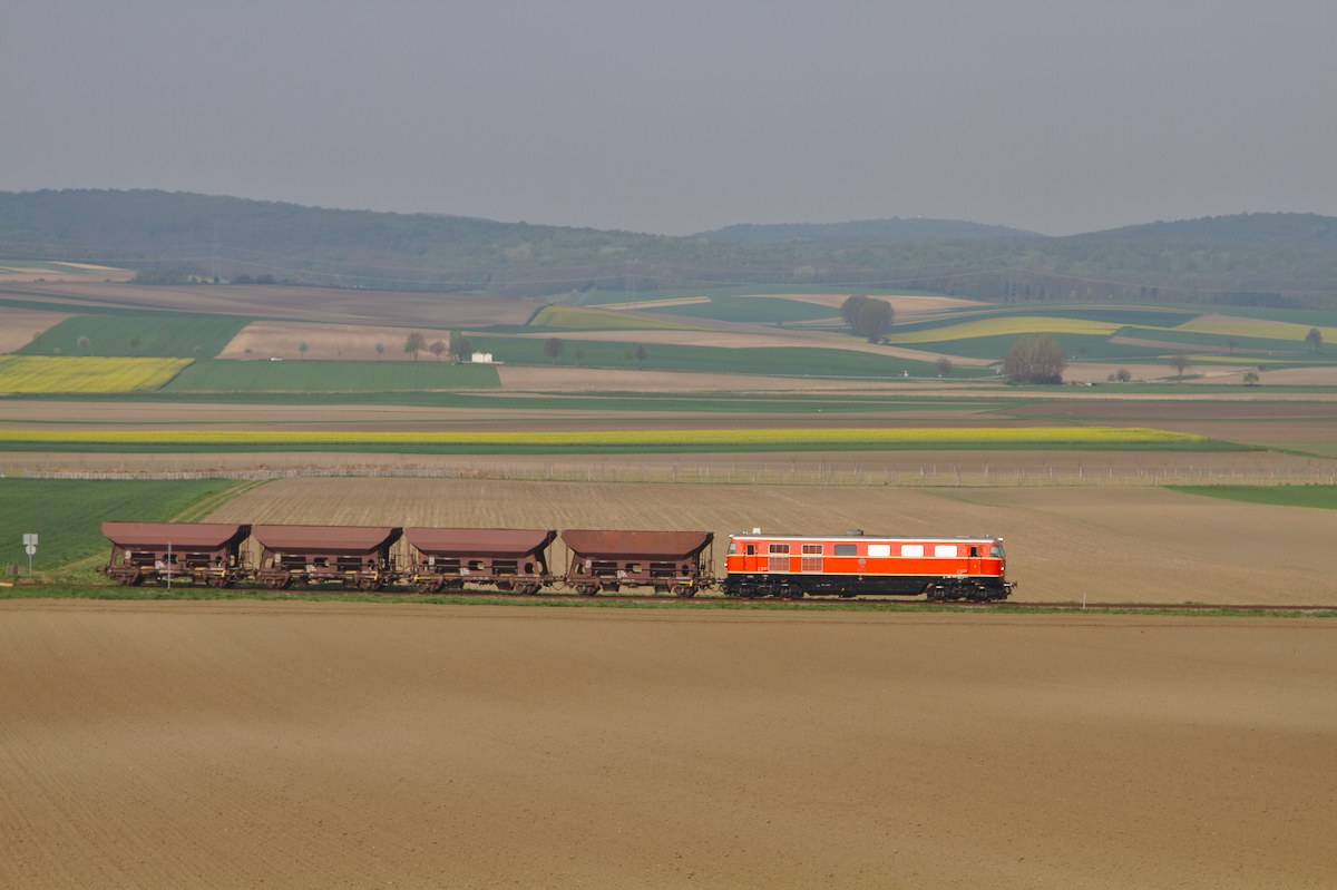 Die 2050.09 mit ihrem Schotterzug zwischen Harmannsdorf-Rückersdorf und Mollmannsdorf. (12.04.2014)
