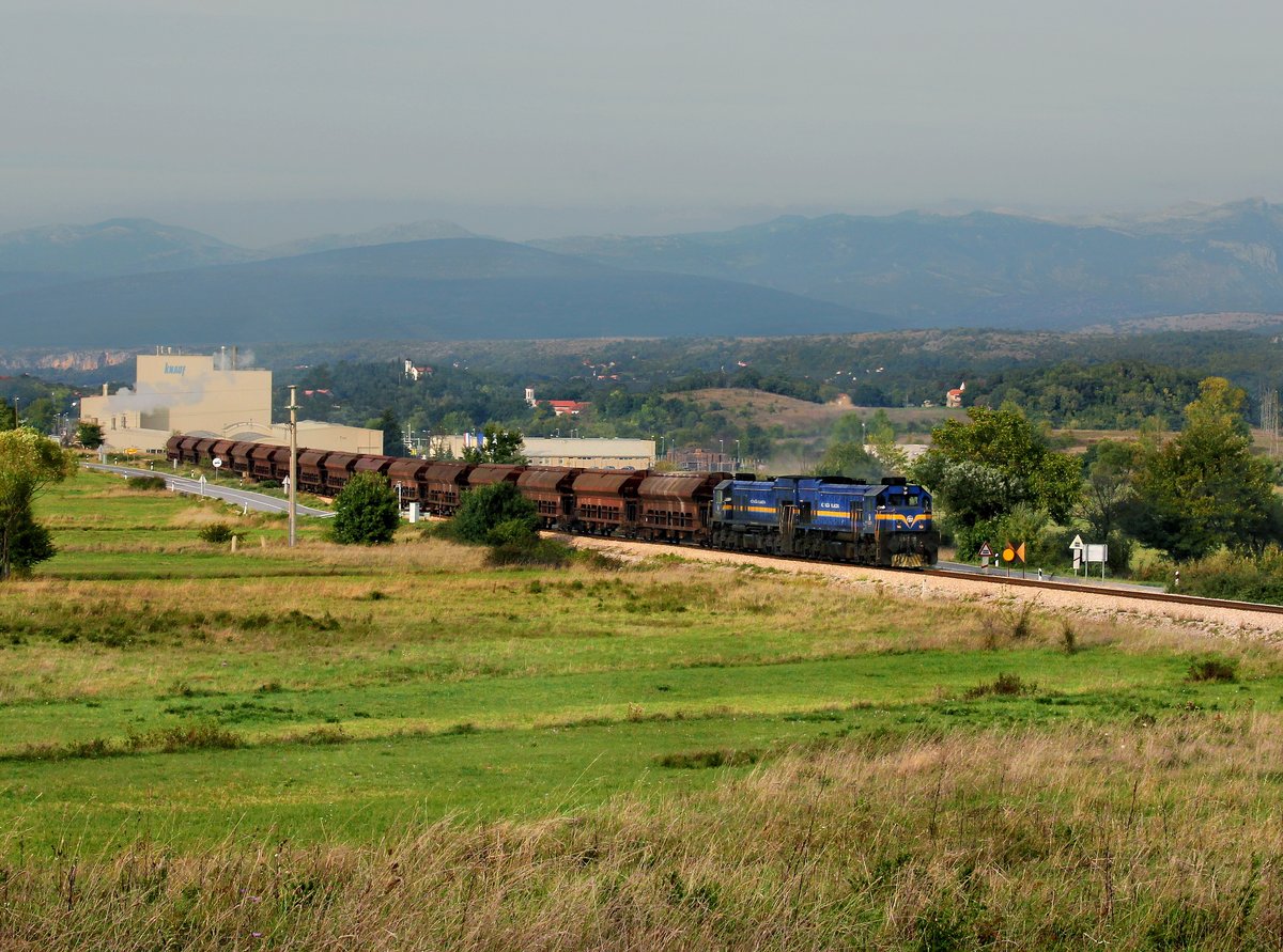 Die 2062 105 und die 2062 106 mit einem Güterzug am 01.10.2015 unterwegs bei Zvjerinac.