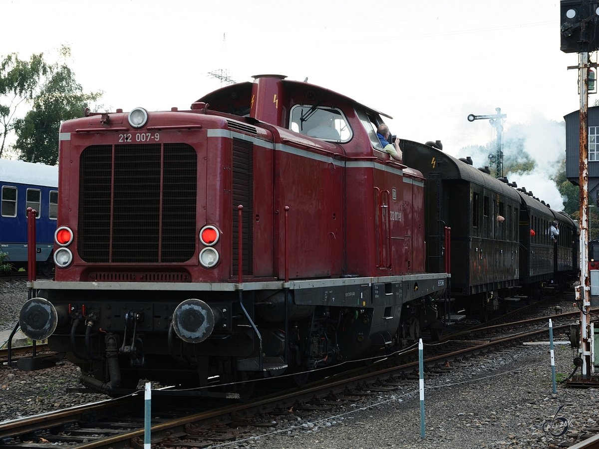 Die 212 007-9 als Schublokomotive im Pendelverkehreinsatz (Eisenbahnmuseum Bochum, September 2016)