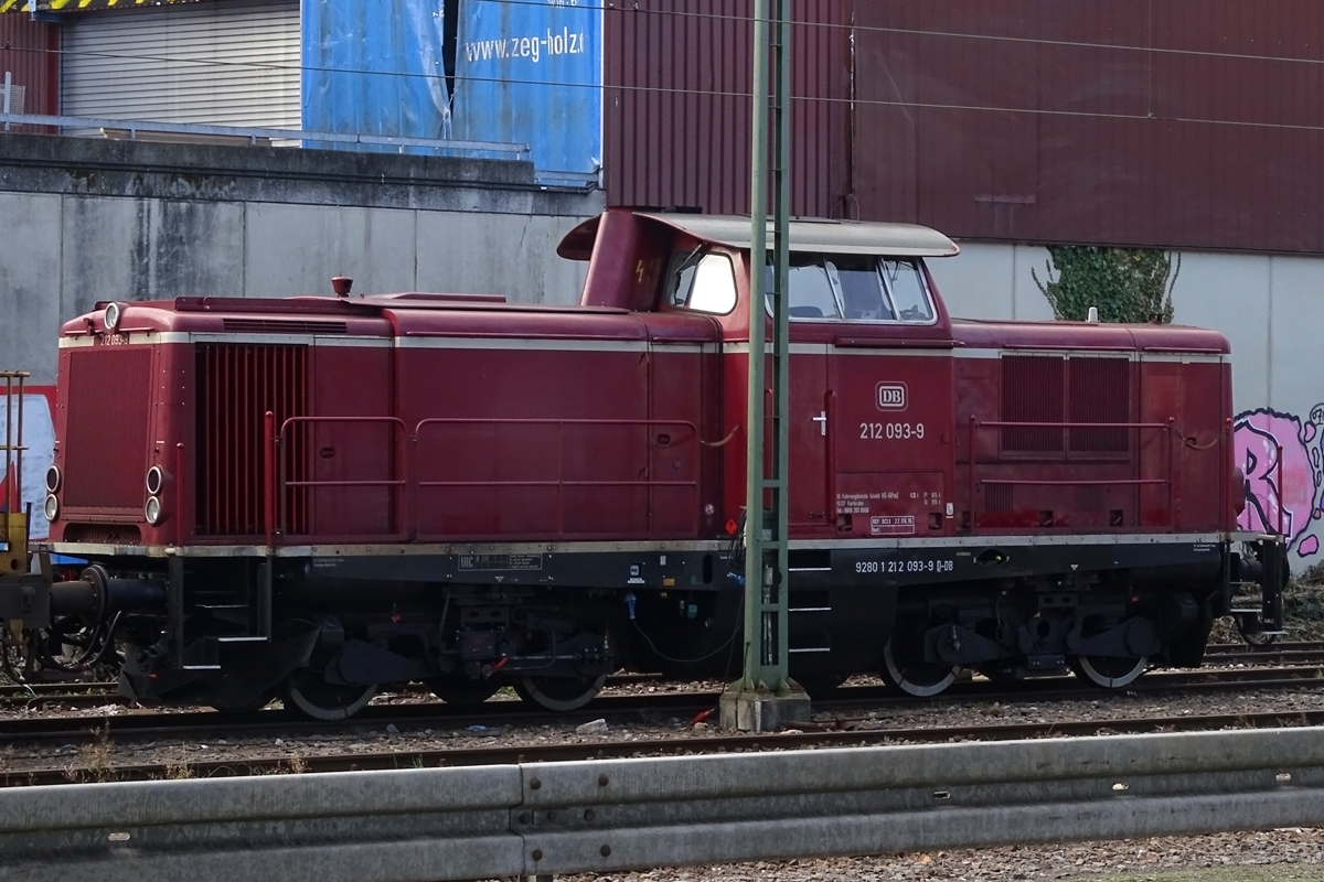 Die 212 093-9 am Bahnhof von Zuffenhausen