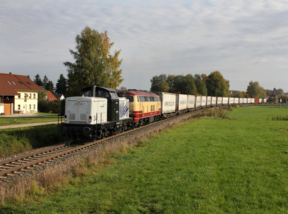 Die 212 249 und die 217 002 mit einem KLV-Zug am 20.10.2013 unterwegs bei Dorfen.