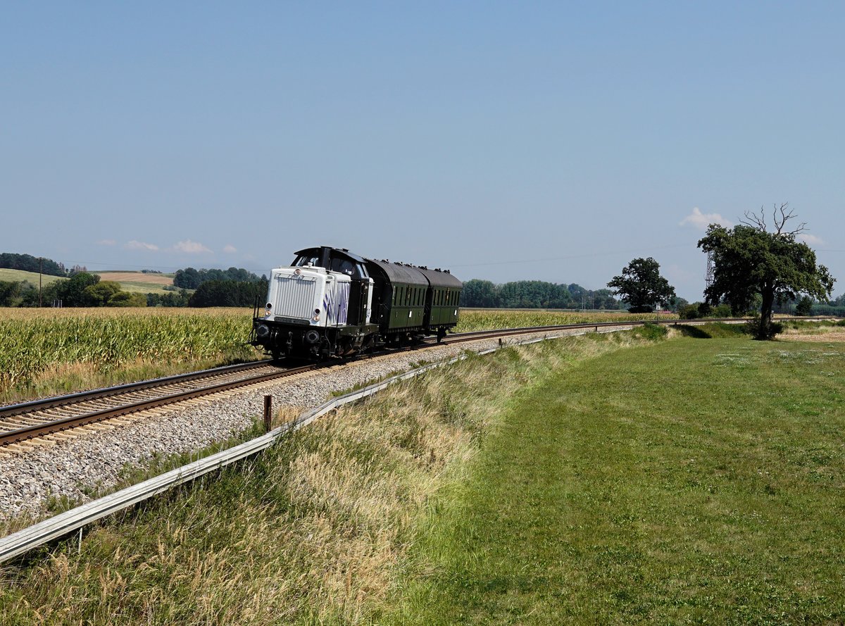 Die 212 249 mit einem leer Reisezug am 17.08.2018 unterwegs bei Weidenbach.