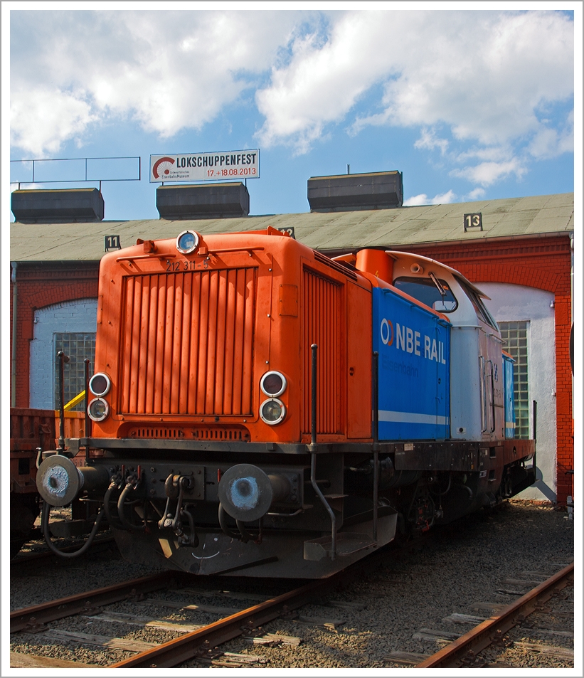 Die 212 311-5 (92 80 1212 311-5 D-NBEG) der NBE RAIL GmbH, ex DB 212 311-5, ex DB V 100 2311, ausgestellt am 17.08.2013 im Südwestfälische Eisenbahnmuseum in Siegen vor dem Ringlokschuppen.

Die V 100.20 wurde 1966 von MaK unter der Fabriknummer 1000358 gebaut und als V 100 2311 an die Deutsche Bundesbahn geliefert, 1968 erfolgte dann die Umzeichnung in 212 311-5. Nach der Ausmusterung 2002 bei der DB ging sie an ALS - ALSTOM Lokomotiven Service GmbH in Stendal, bis sie 2004 zur NbE - Nordbayerische Eisenbahngesellschaft mbH, Aschaffenburg als 212 311-5 ging.

Technische Daten:
Spurweite: 1.435 mm
Achsfolge:  B´B´
Länge über Puffer: 12.300 mm
Drehzapfenabstand: 6.000 mm
Drehgestellachsstand: 2.200 mm
größte Breite: 3.115 mm
größte Höhe über Schienenoberkante: 4.275 mm
kleinster befahrbarer Gleisbogen: 100 m
Dienstgewicht: 63 t
Motor: 12-Zylinder Daimler-Benz MB 835 Ab V-Motor mit BBC VTR 250-Abgasturbolader, Gesamthubraum 78,25 Liter
Motorleistung: 1.350 PS (994 kW) bei 1.500 1/min
