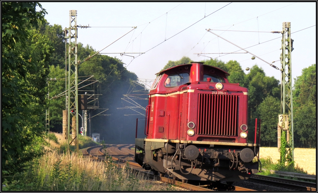 Die 212 370-1 der EfW dieselt am frühen Morgen des 02.Juli 2015 solo durch Rimburg.
Szenario von der Kbs 485.