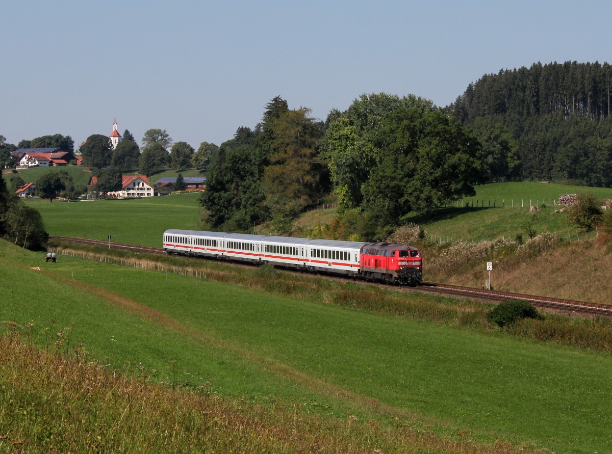 Die 218 343 mit dem IC Nebelhorn nach Hamburg am 30.08.2015 unterwegs bei Aitrang.