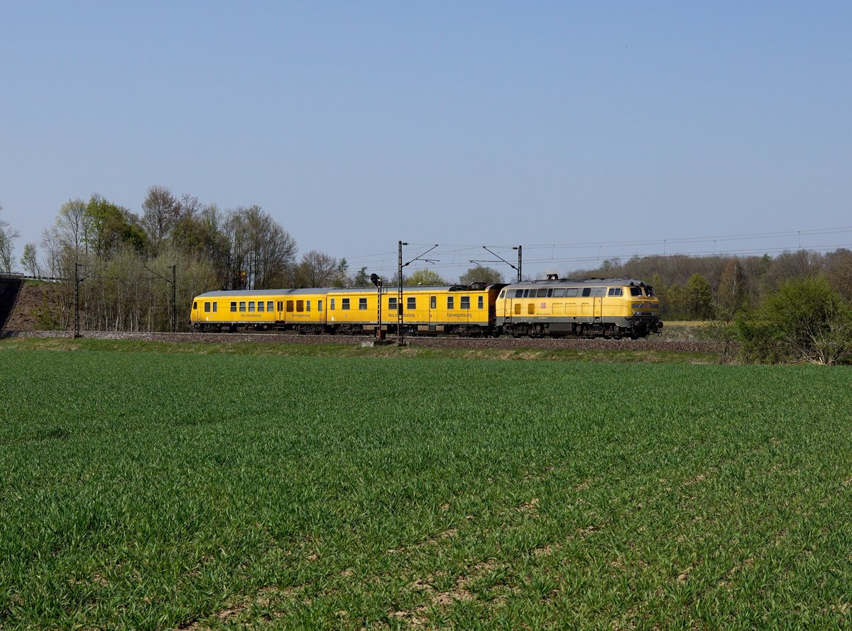 Die 218 392 mit einem Messzug am 09.04.2017 unterwegs bei Straubing.