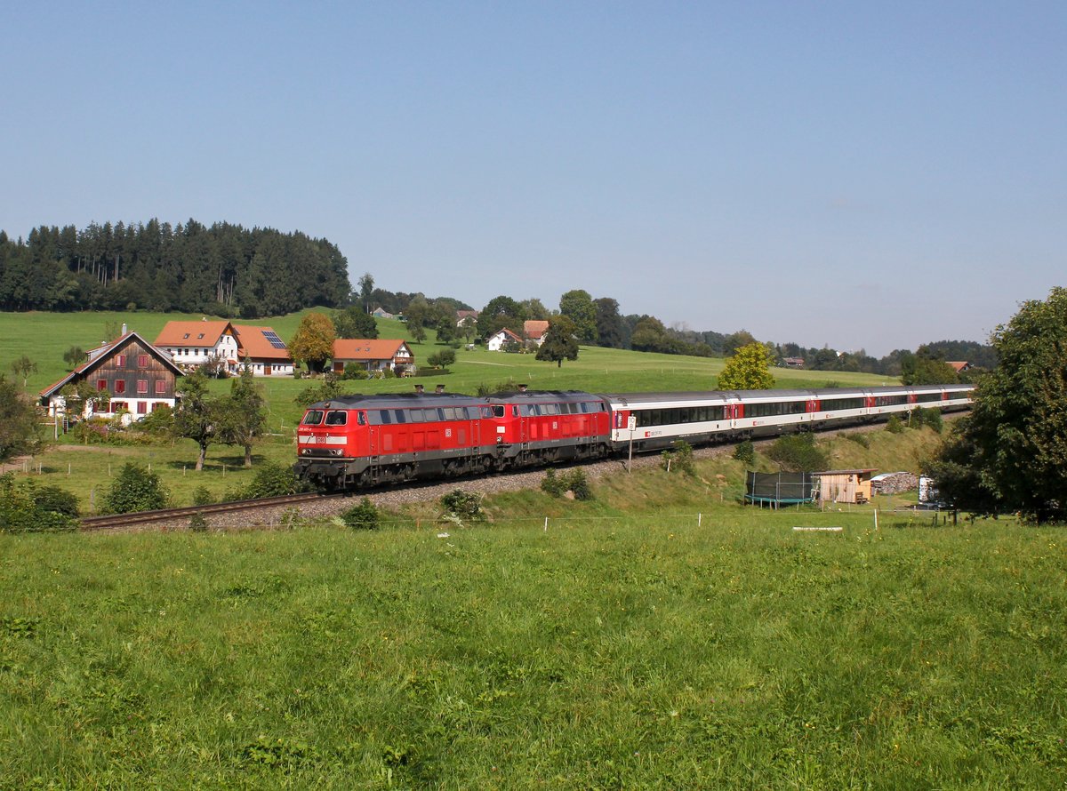 Die 218 401 und die 218 433 mit einem EC nach Zürich am 25.09.2016 unterwegs bei Oflings.
