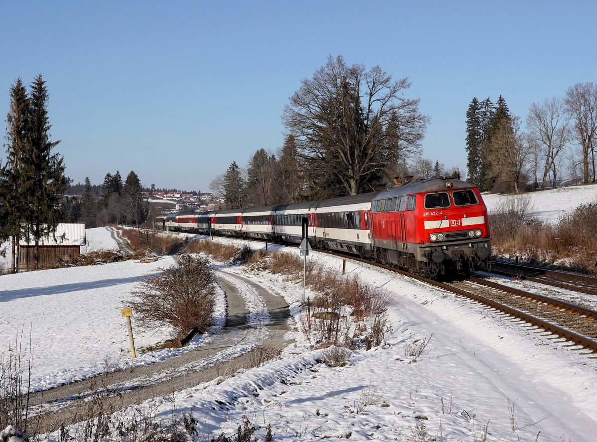 Die 218 422 mit einem EC nach Zürich am 15.12.2018 unterwegs bei Martinszell.