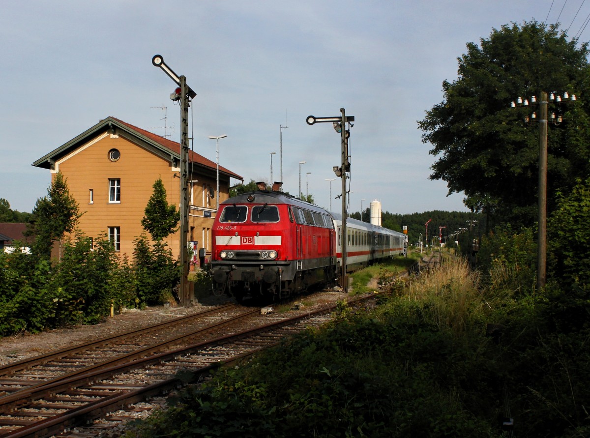 Die 218 426 mit dem IC Rottalerland am 28.06.2014 bei der Ausfahrt aus Bad Birnbach.