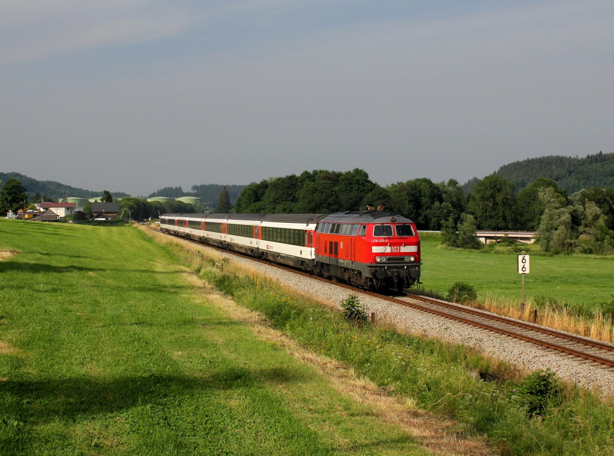 Die 218 426 mit einem EC nach Zürich am 04.07.2015 unterwegs bei Aichstetten.
