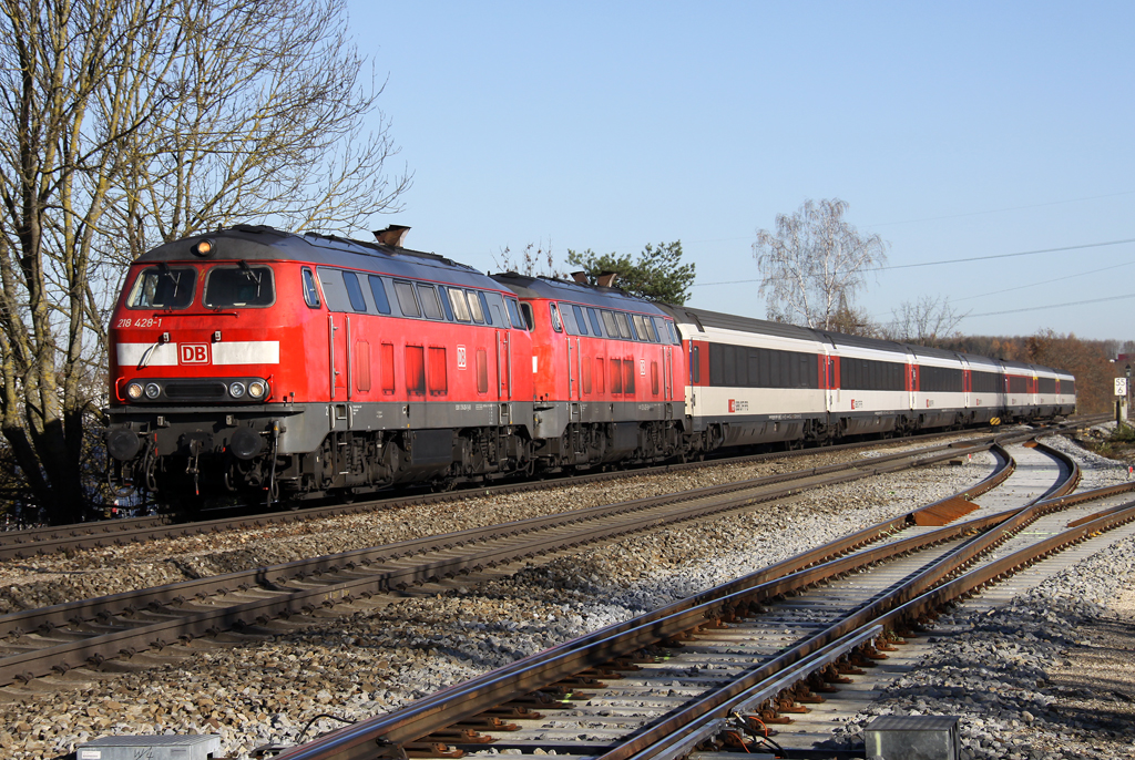 Die 218 428-1 und 218 430-7 durchfahren Kaufering mit dem EC von Mnchen nach Zrich am 18.11.2013