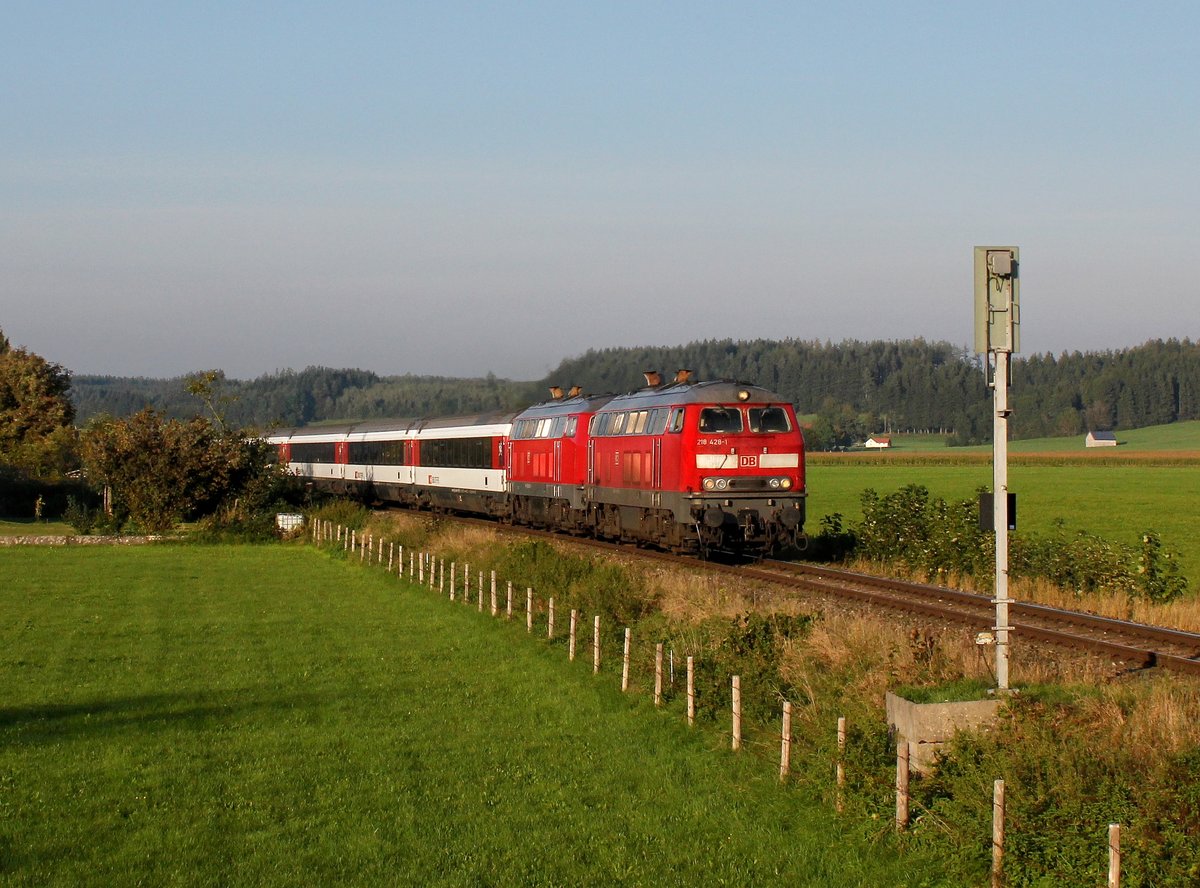 Die 218 428 und die 218 418 mit einem EC nach Zürich am 24.09.2016 unterwegs bei Aichstetten.