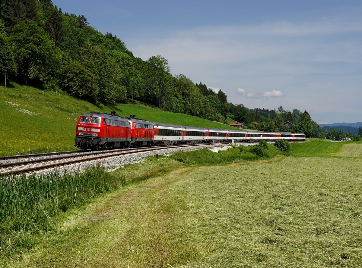Die 218 428 und die 218 463 mit einem umgeleiteten EC nach Zürich am 26.05.2018 unterwegs bei Oberstaufen.