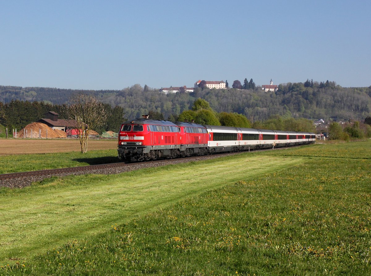 Die 218 433 und die 218 419 mit einem Umgeleiteten EC nach Zürich am 05.05.2016 unterwegs bei Mailand.