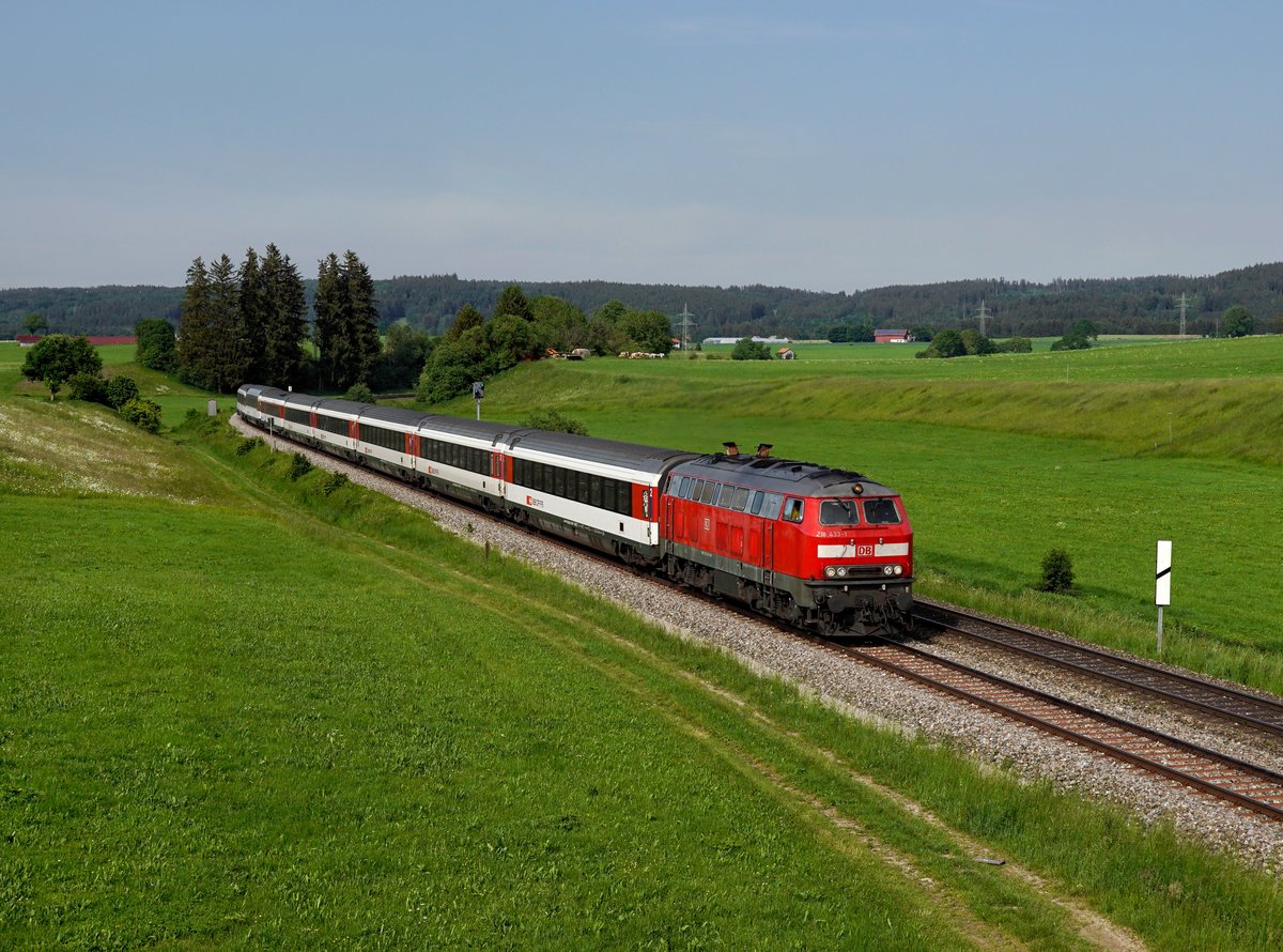 Die 218 433 mit einem umgeleiteten EC nach Zürich am 26.05.2018 unterwegs bei Görwangs.