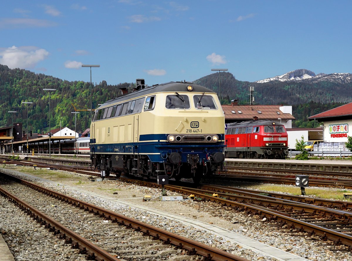 Die 218 447 und die 218 491 am 12.05.2018 in Oberstdorf.