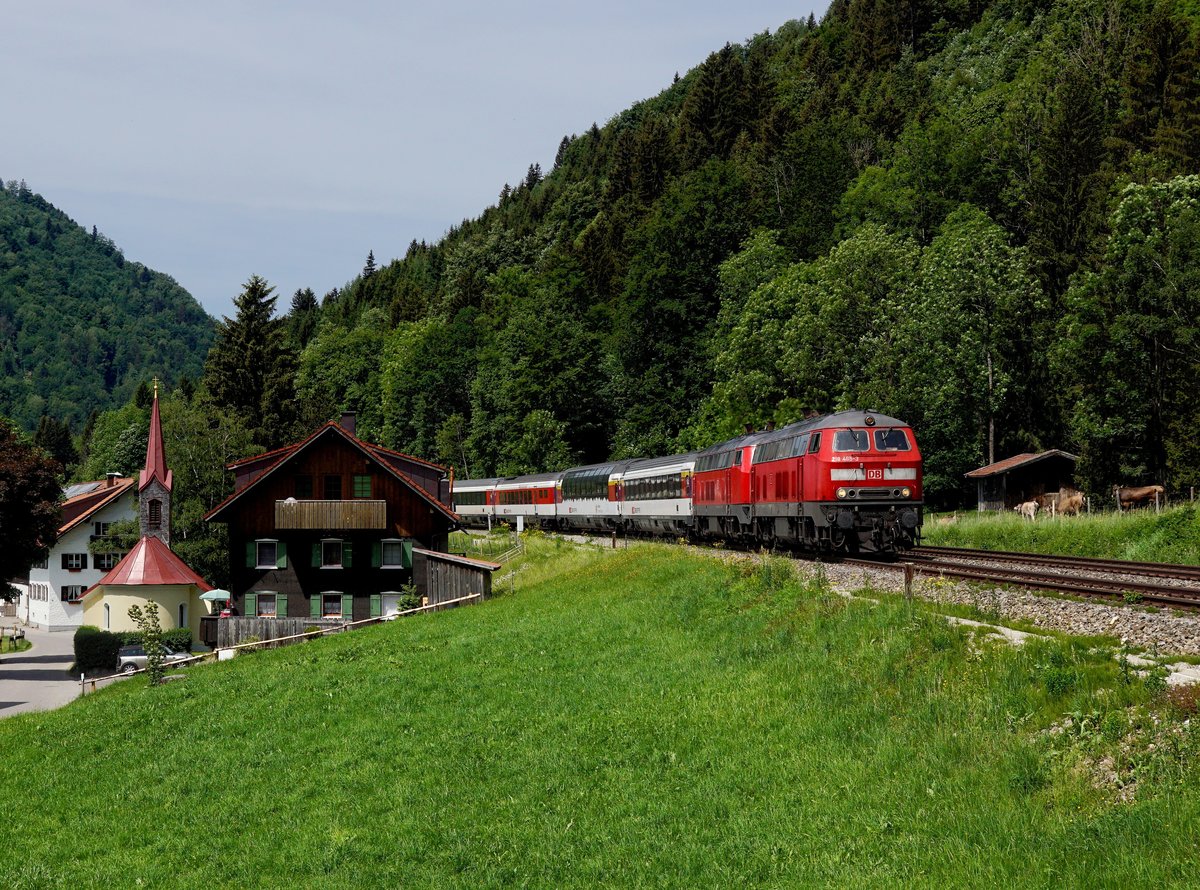 Die 218 465 und die 218 421 mit einem umgeleiteten EC nach München am 26.05.2018 unterwegs bei Oberstaufen.