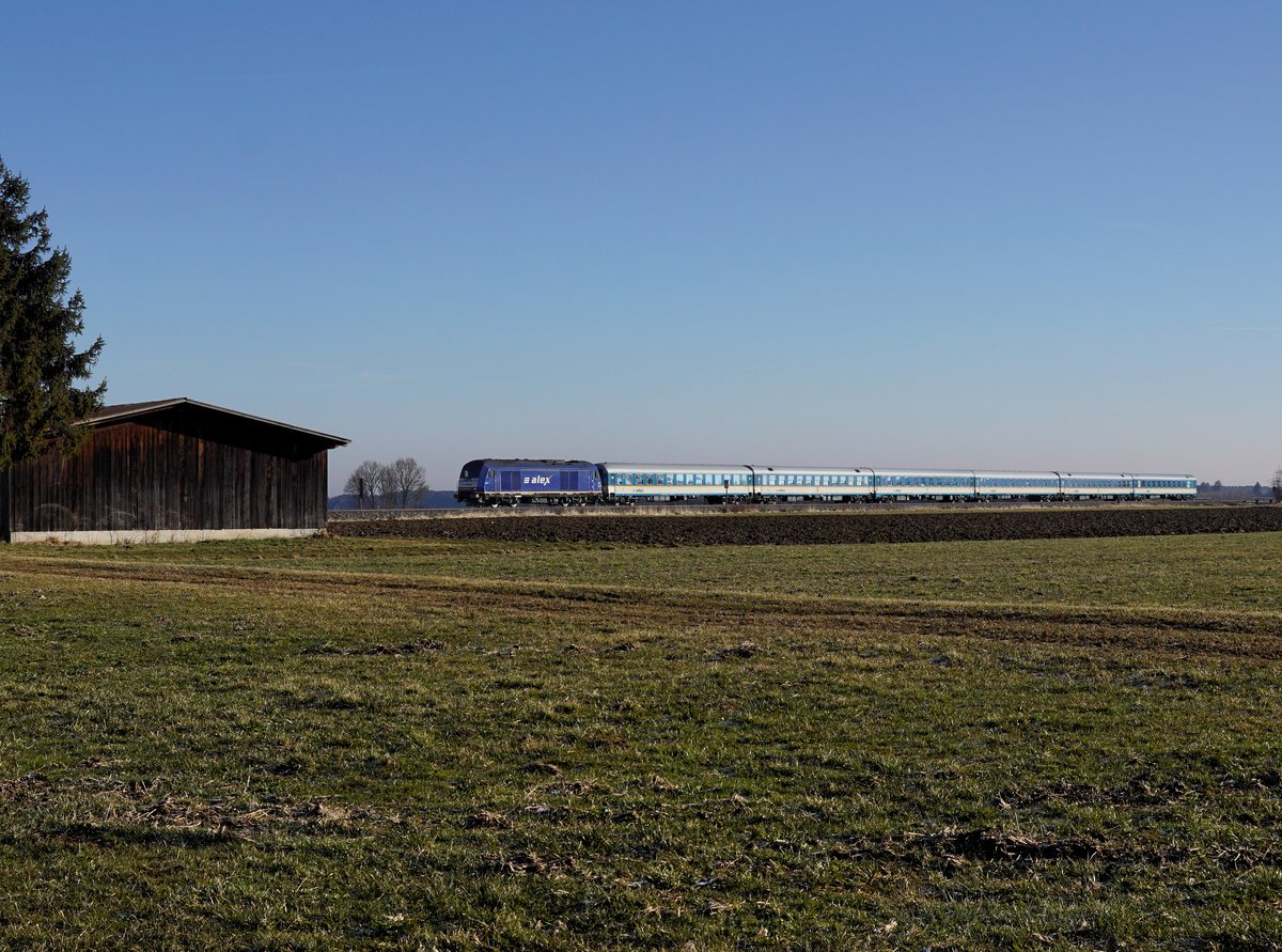 Die 223 015 mit einem ALX nach Lindau/Oberstdorf am 24.03.2018 unterwegs bei Buchloe.