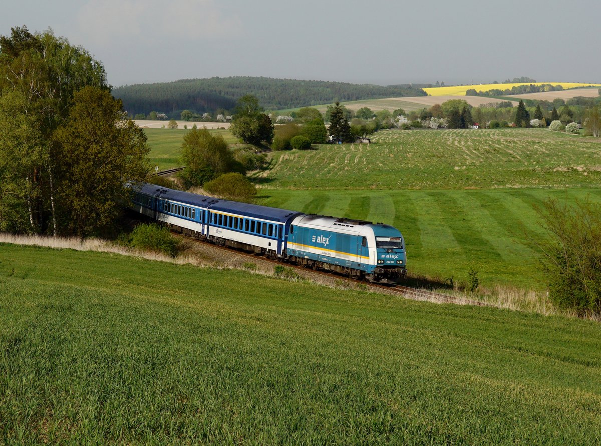 Die 223 063 mit einem ALX nach München am 29.04.2018 unterwegs bei Chotiměř.