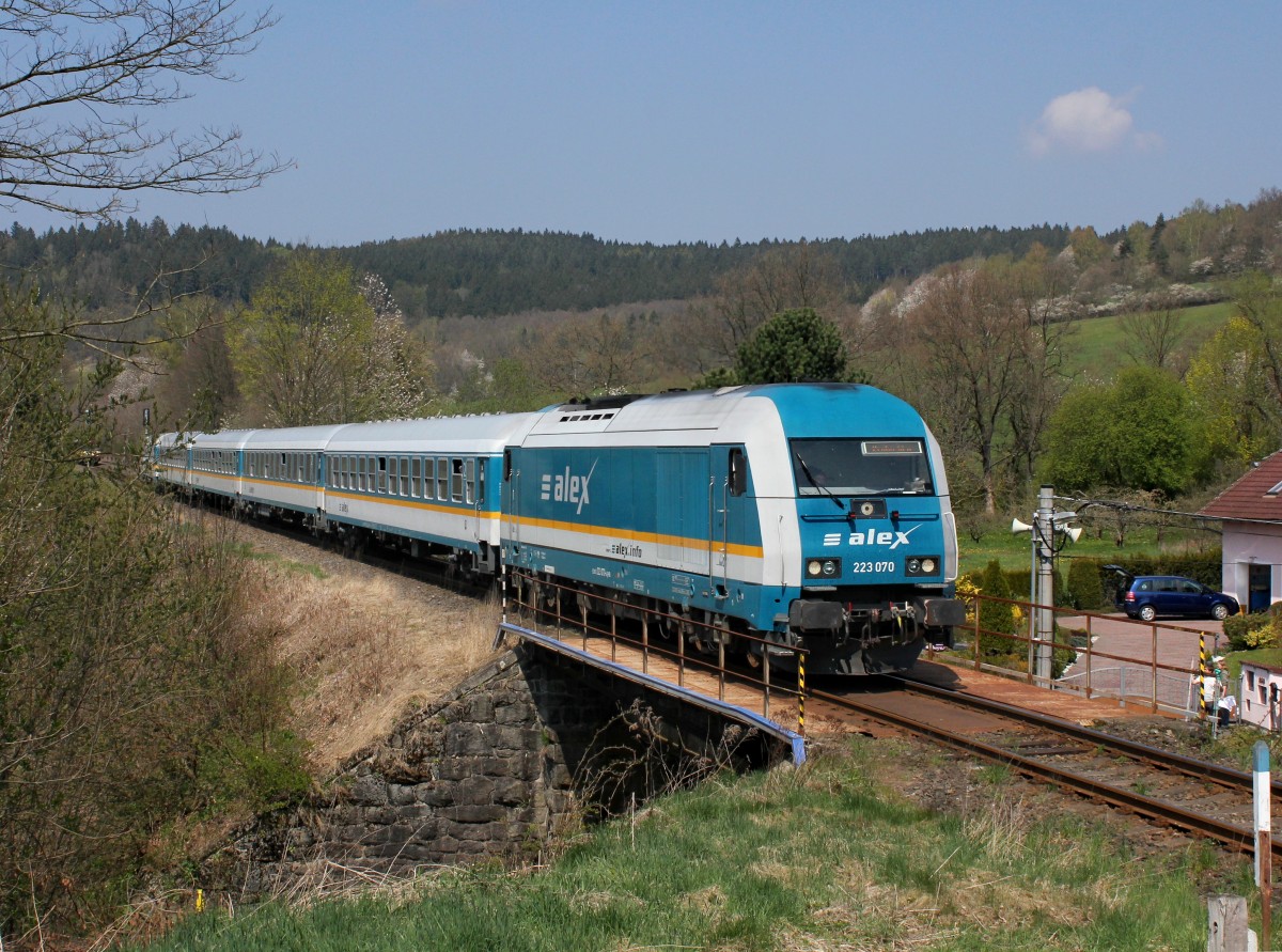 Die 223 070 mit einem ALEX nach Prag am 24.04.2015 unterwegs bei Pocinovice.