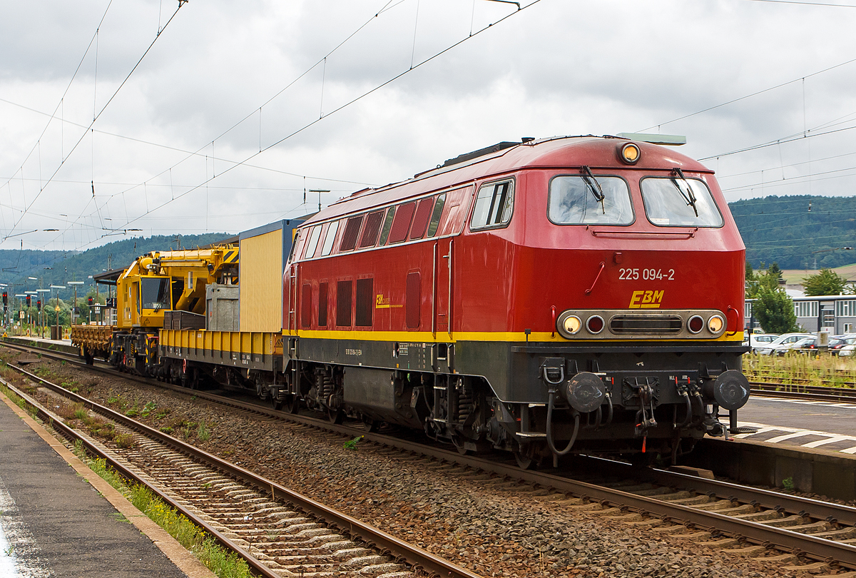 
Die 225 094-2 der EBM Cargo (Gummersbach) ex DB 225 094-2, ex DB 215 094-4, fährt am 18.08.2014 mit einem Kranzug der Hering Bau aus Burbach (125t - KIROW Gleisbauschienenkran KRC 810 T und zwei Schutzwagen), durch den Bahnhof Gelnhausen in Richtung Fulda. Heute ist EBM Cargo die Rail Cargo Carrier - Germany GmbH, ein Tochterunternehmen der ÖBB. 