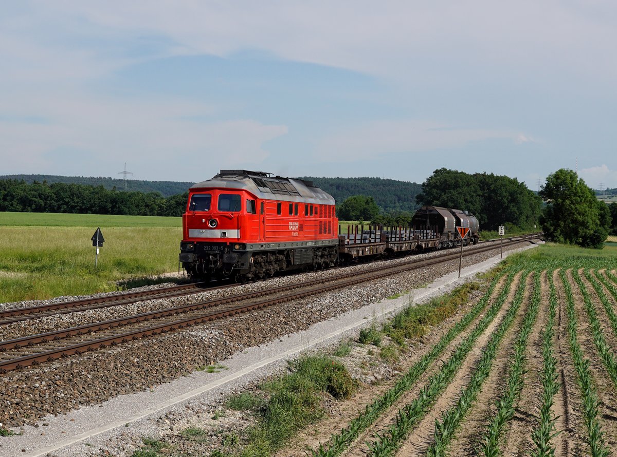 Die 232 093 mit einem Güterzug am 02.06.2017 unterwegs bei Zeitlarn.
