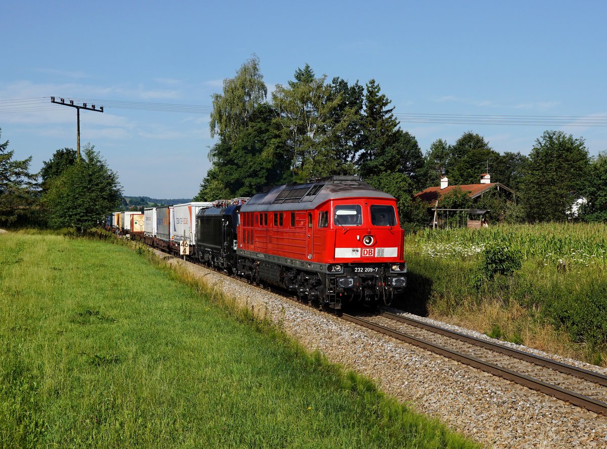 Die 232 209 und die 193 661 mit einem Umgeleiteten KLV-Zug am 29.07.2017 unterwegs bei Dorfen.