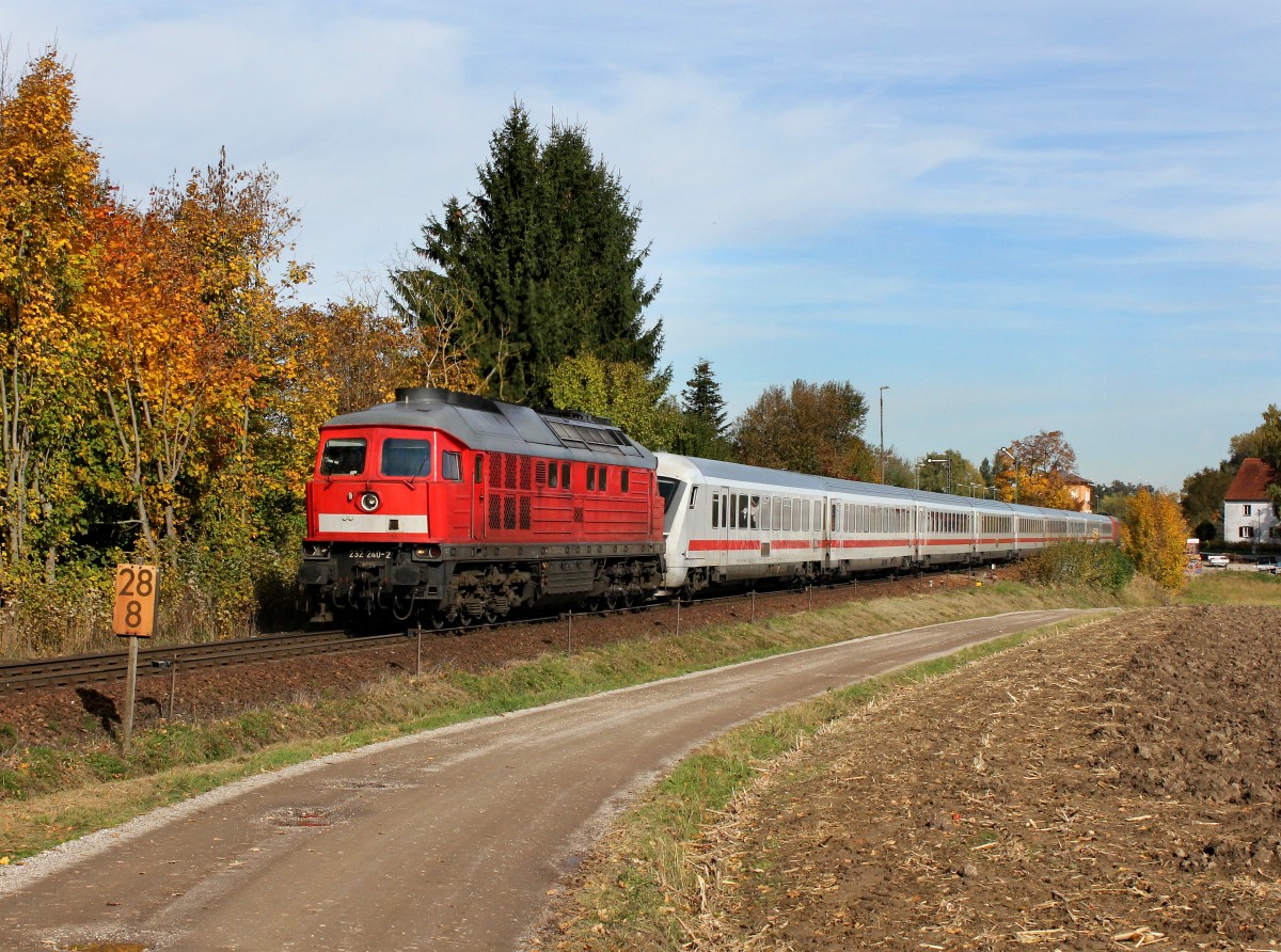 Die 232 240 mit einem EC am 19.10.2013 bei der Durchfahrt in Hrlkofen.