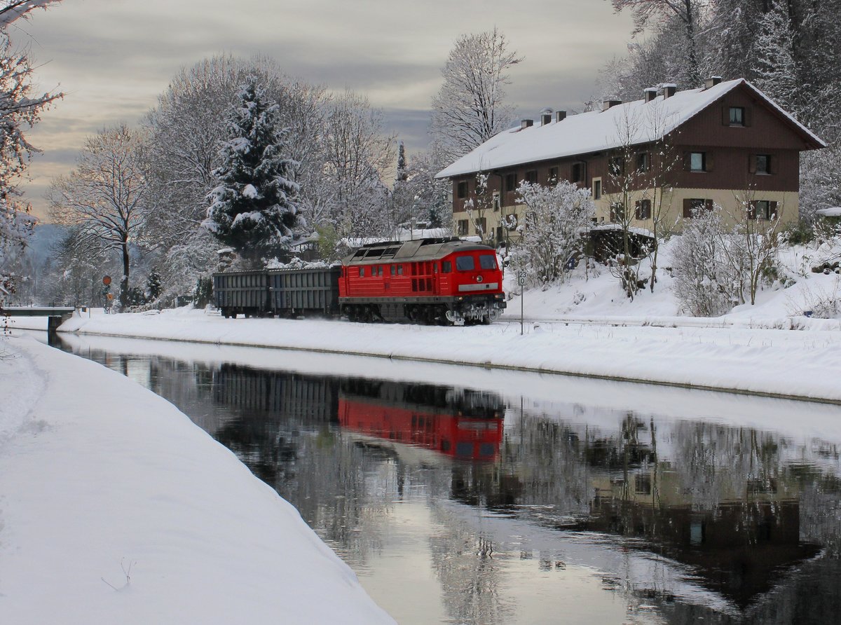 Die 232 280 mit einem Güterzug am 01.01.2015 unterwegs bei Trostberg.