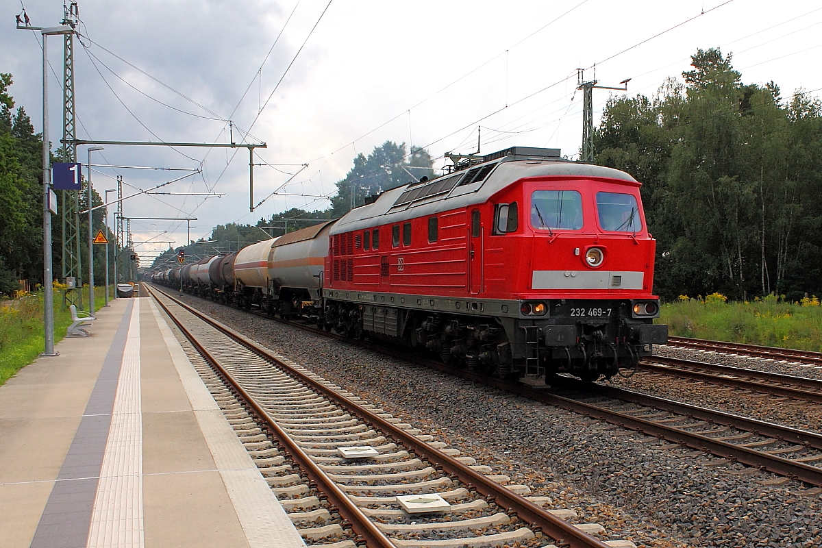 Die 232 469-7 mit einem Kesselwagenzug bei der Durchfahrt am 20.08.2017 in Nassenheide.