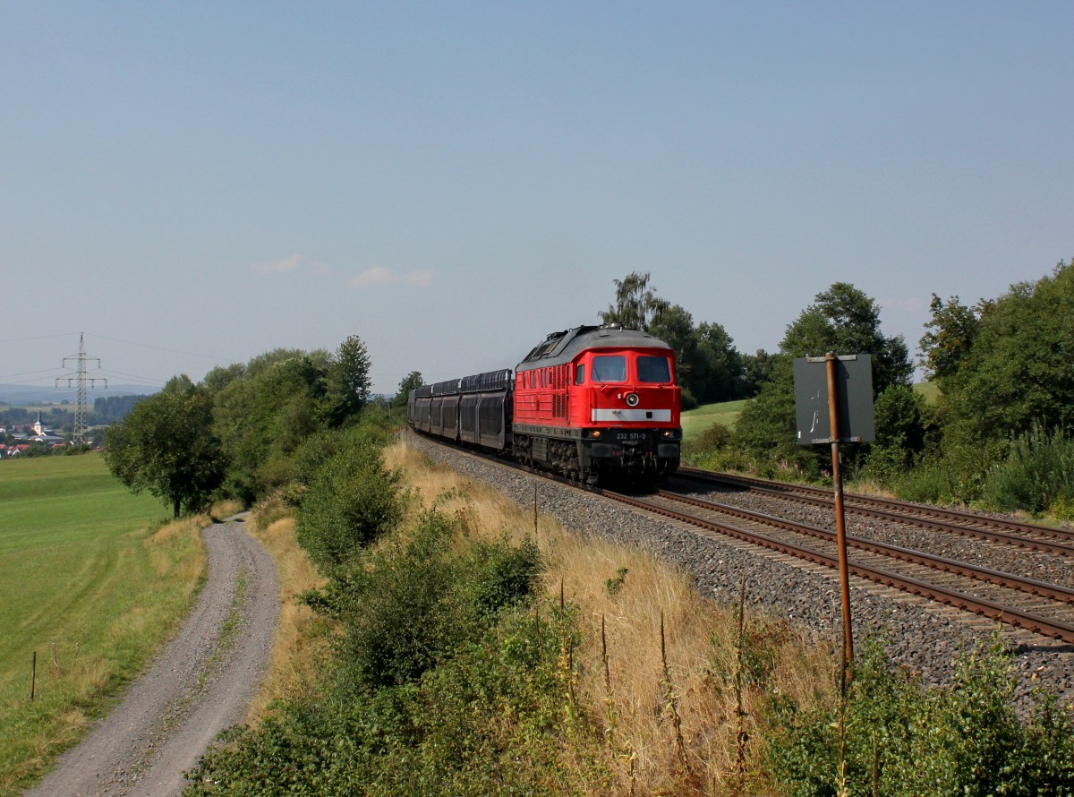 Die 232 571 mit einem leeren Autozug am 22.08.2015 unterwegs bei Oberwappenöst.
