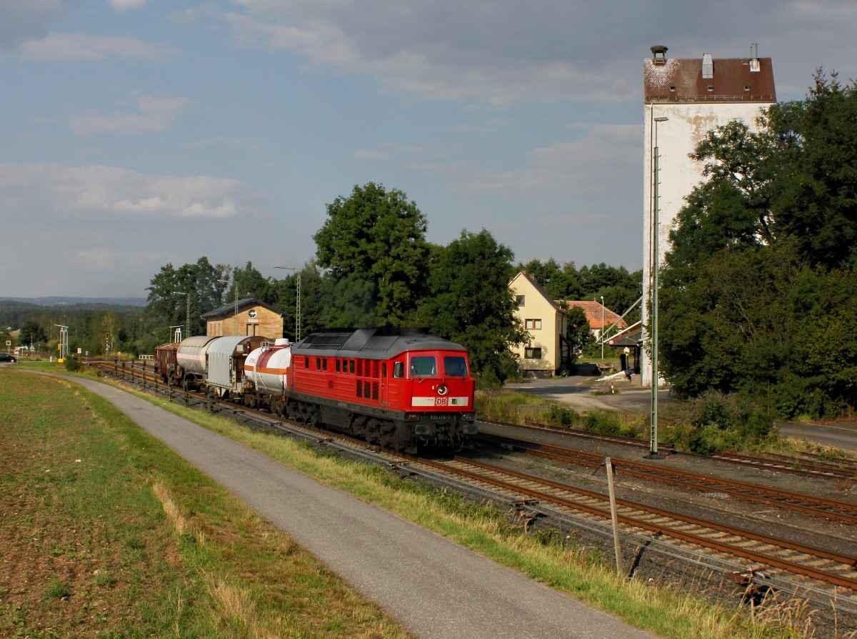 Die 233 176 mit einem Umgeleiteten Güterzug am 22.08.2015 bei der Durchfahrt in Trabitz.
