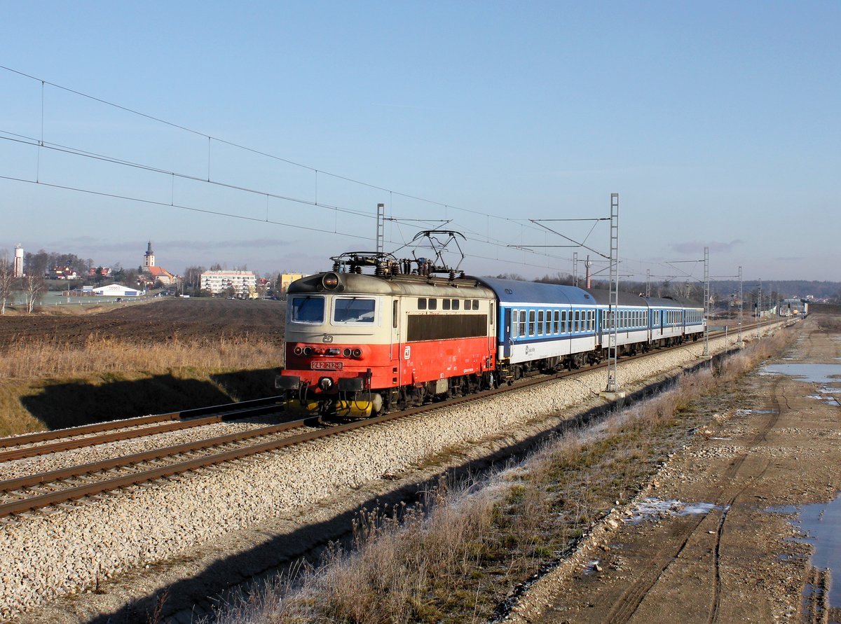 Die 242 212 mit einem R nach České Budějovice am 03.12.2016 unterwegs bei Horusice.
